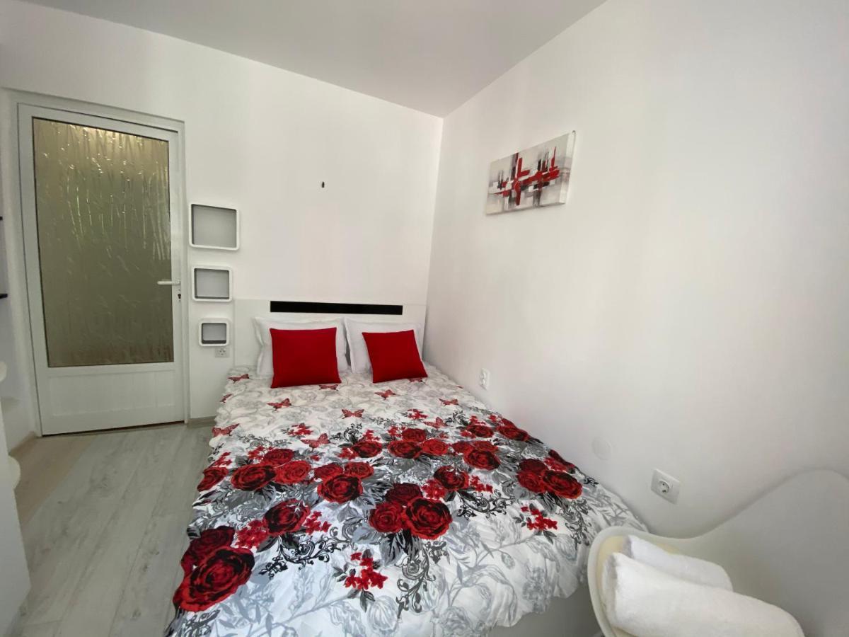 Simona Apartment Burgas Bagian luar foto